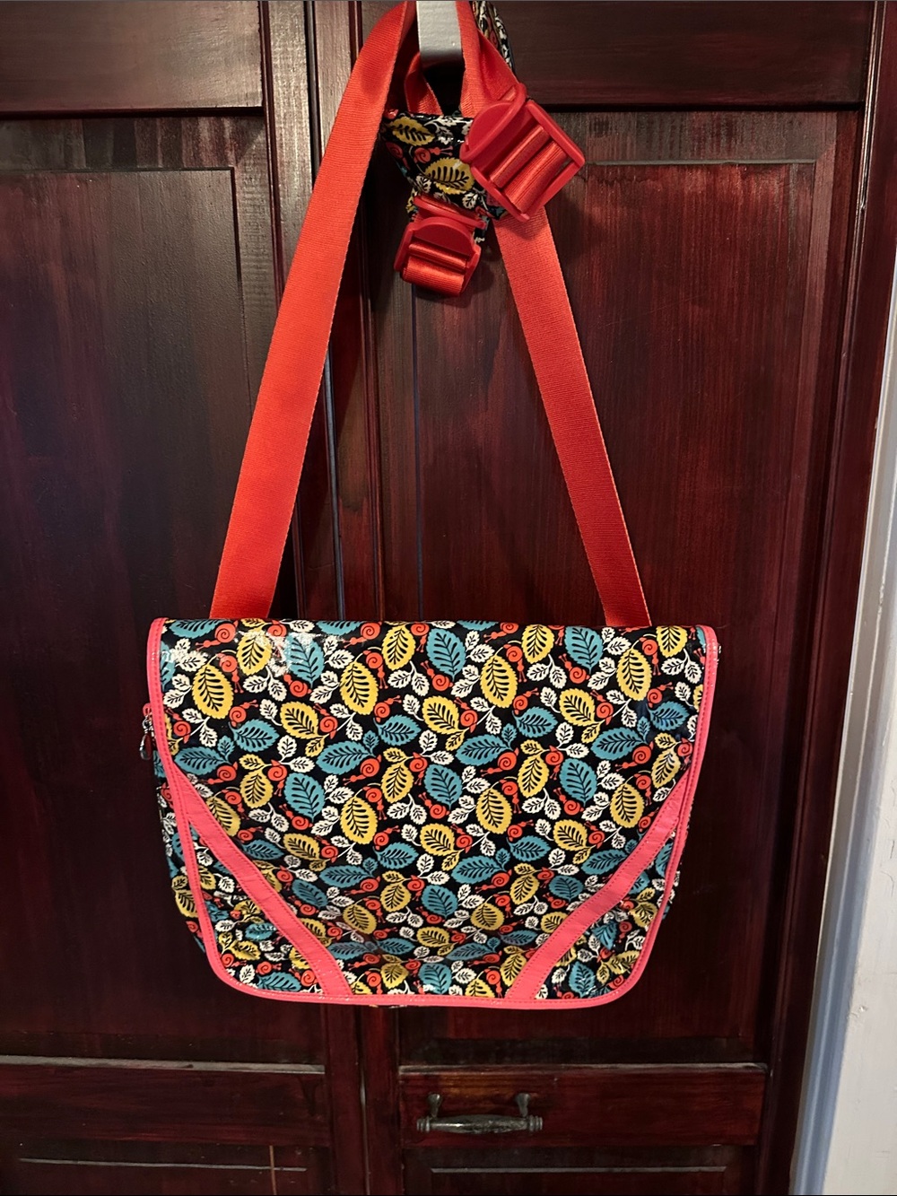 Vera Bradley Frill Laptop Messenger Bag retired Happy Snails Pattern